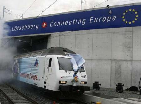 全球最长陆上隧道通车穿越阿尔卑斯山脉(图)