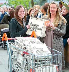 纽约青年抢购我不是塑料袋(图)