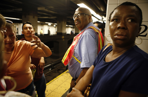 美国纽约市区大范围停电导致地铁中断(图)