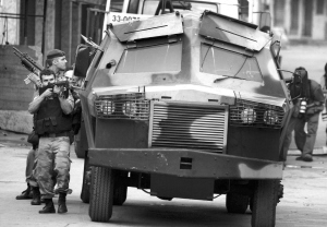 巴西警察血战匪徒打死13人