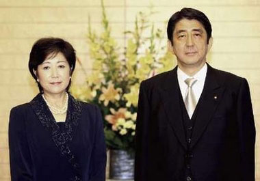 不知该穿什么衣服 日本媒体不看好女防长