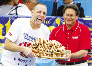 美国人吃热狗夺魁 小林尊错失七连冠