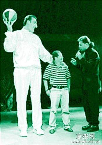 乌克兰巨人自称比鲍喜顺还高