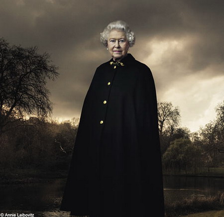 美国摄影师抓拍到英国女王发怒照片(组图)