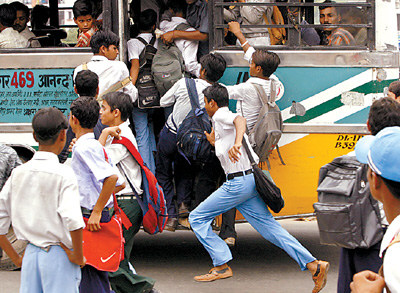 印度新德里市民乘车难