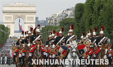 法国在巴黎举行国庆阅兵式(组图)