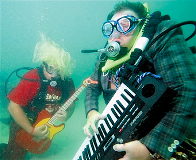 背着氧气瓶聆听美妙音乐 水下音乐节隆重上演