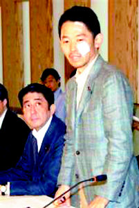 农相脸贴纱布亮相安倍内阁即将倒台?