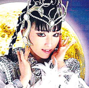 日本女魔术师演出失手身中数剑(图)