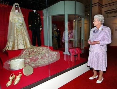 英国白金汉宫举行王室婚展纪念女王钻石婚(图
