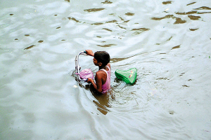印度孟加拉国在洪水中挣扎