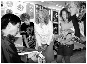 瑞典友人惊叹中国剪纸神奇(图)