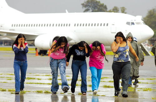 美国遣返危地马拉非法移民 图片 186k 500x32