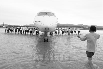 暴雨 烟台机场被淹多数航班停运