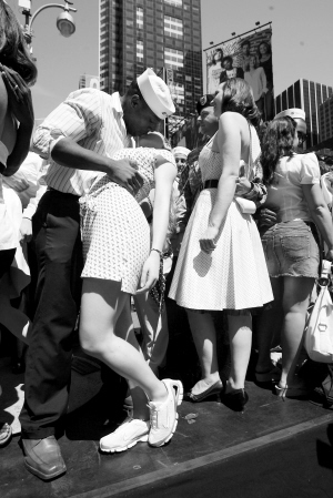 美国纽约时代广场重现胜利日之吻