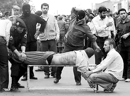 伊朗在闹市对违反道德法男子施以鞭刑(图)_新闻中心_新浪网