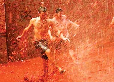 4万人街头扔番茄 人们衣服沾满红汁