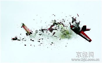 特技飞机相撞两飞行员丧生