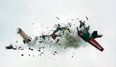 两特技飞机空中相撞