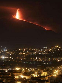 意大利埃特纳火山爆发(图)