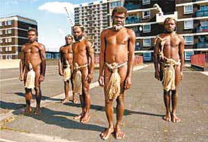 五名土著居民英国体验生活被人工授精惊呆