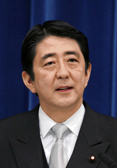 情理之中 意料之外 日本首相安倍含泪辞职_新