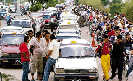 图说新闻:尼泊尔首都闹\油荒\