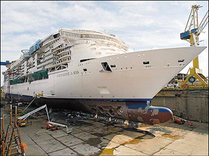 世界最大豪华游轮首次下水