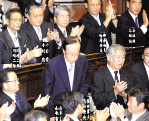麻生谢绝加入日本新内阁邀请
