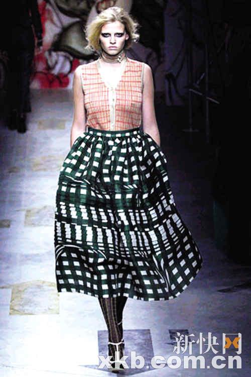 最早隆胸女人痛足45年