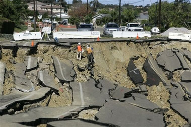 美国圣迭戈发生塌方地面下陷50米(图)