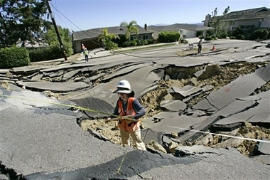 美国圣迭戈发生塌方地面下陷50米(图)