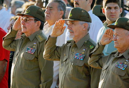 卡斯特罗撰文悼念切-格瓦拉遇害40周年(图)