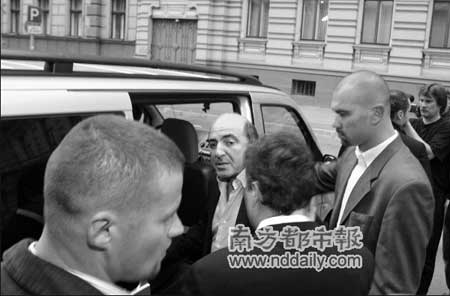 俄罗斯富豪伦敦相逢 保镖对峙似黑帮电影