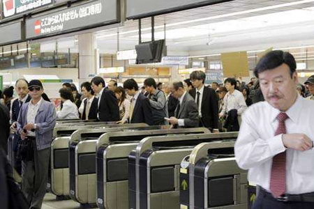 东京地铁检票机出故障乘客免费坐车(图)