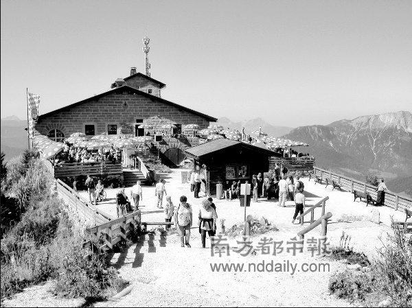 美国二战老兵拍卖鹰巢地球仪