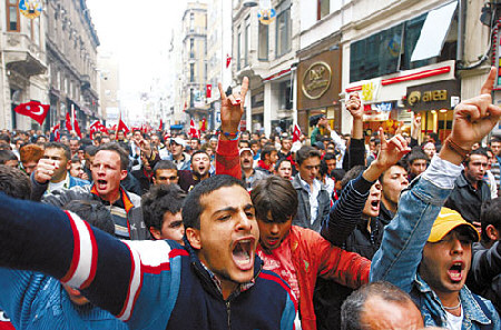 上图:土耳其民众游行示威抗议