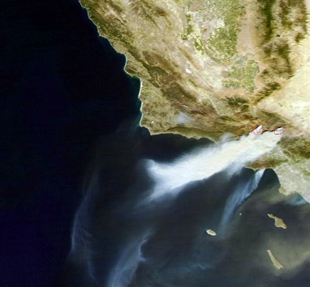 卫星拍摄到美国加州特大山火(图)