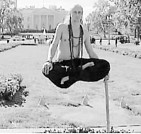 荷兰男子浮在空中