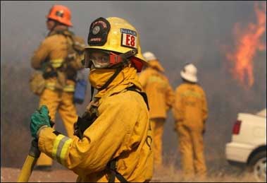 美国加州林火导致30万人疏散