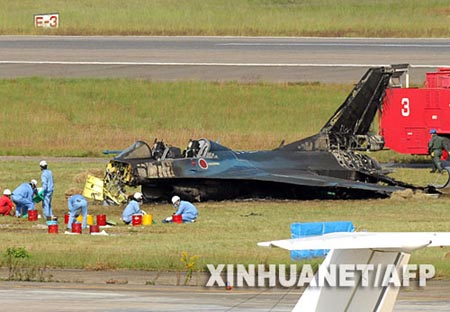 日本战斗机起飞时起火2人受伤(组图)