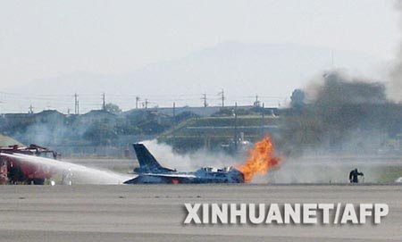 日本战斗机起飞时起火2人受伤(组图)