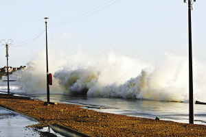 北海台风吹来洪水荷兰英国全力戒备