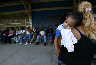 富裕委内瑞拉要为牛奶排队(图)_新闻中心_新