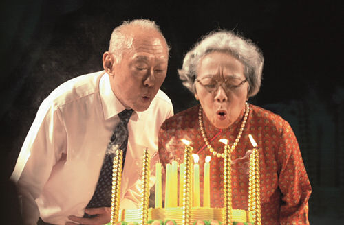 　　2000年9月16日，李光耀77岁生日时与妻子柯玉芝一起庆祝。