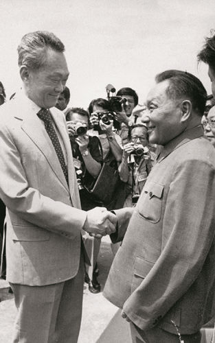 　　1978年11月12日，时任总理的李光耀欢迎来访的中国副总理邓小平。