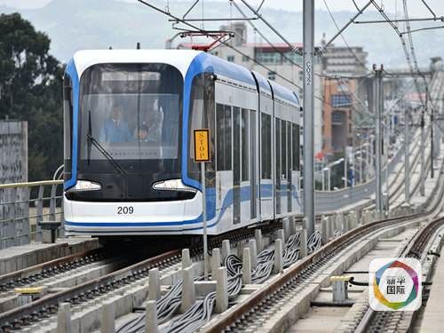 非洲轻轨通车.李克强曾拧螺丝