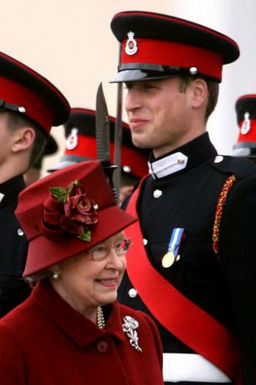 图文:英国女王视察陆军军官学校毕业生