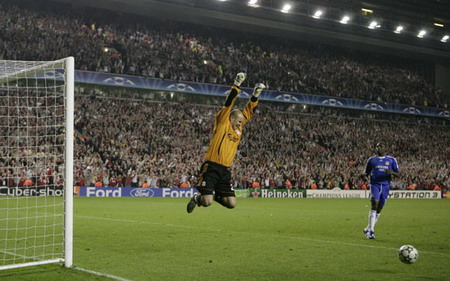 图文:利物浦门将欢庆欧冠晋级