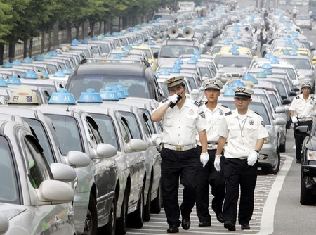 韩国上千出租车司机上街堵路要求提高待遇(图